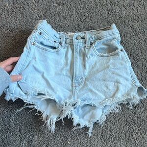 Abercrombie The Mom Short High Rise Light Wash Distressed Size 23 or 000